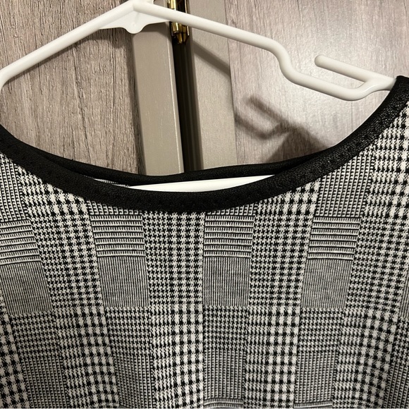 Ladies Max Studio 3 quarter sleeve top with black faux leather trim, Size M - Picture 5 of 7